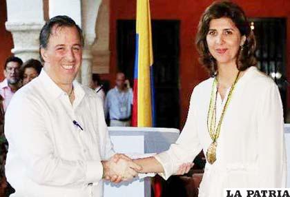 Canciller de Colombia, María Angela Holguín (derecha), junto a su homólogo de México, José Antonio Meade