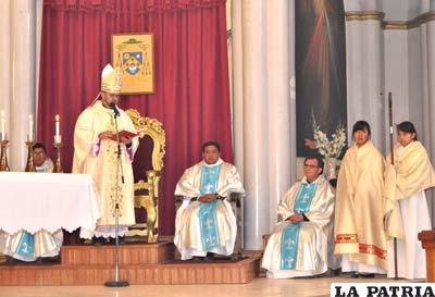 Monseñor Cristóbal Bialasik celebrando la liturgia