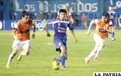 Olvis Justiano de Sport Boys en el dominio de balón