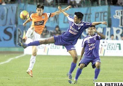 Olvis Justiniano, de Sport Boys, va fuerte a la marca de Joselito Vaca, de Blooming