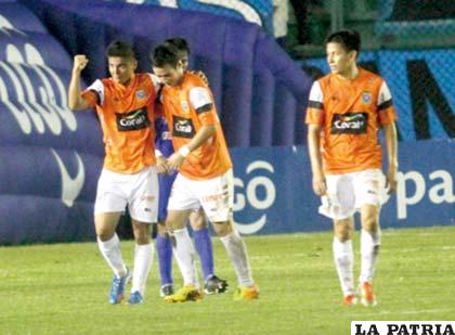 Axel Bejarano festeja el único gol de la Academia cruceña