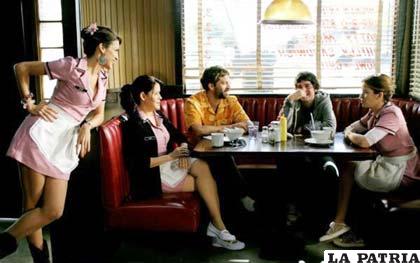 Una de las escenas del film “Hugo, Paco, Luis y tres chicas de rosa”