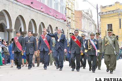Autoridades iniciaron desfile cívico militar