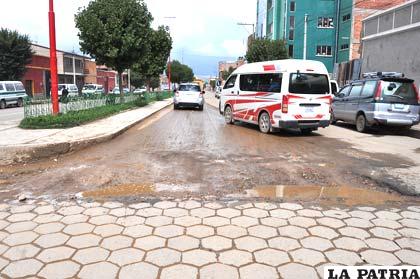 Bache entre enlosetado y asfaltado de la avenida Sargento Flores y La Paz