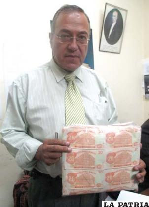 El fiscal Requena muestra los billetes falsos que fueron secuestrados a las mujeres