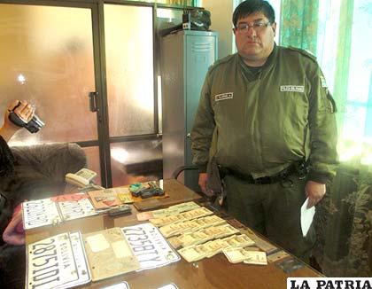 El subdirector de la Felcc, mayor Sandro Villarroel expone los objetos secuestrados