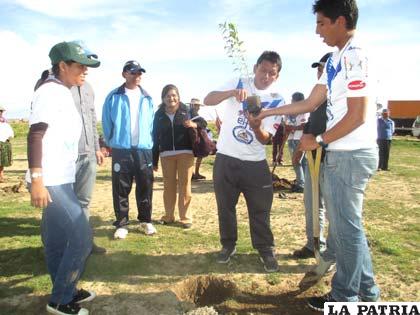Los jugadores de San José plantaron un árbol para reforestar Oruro