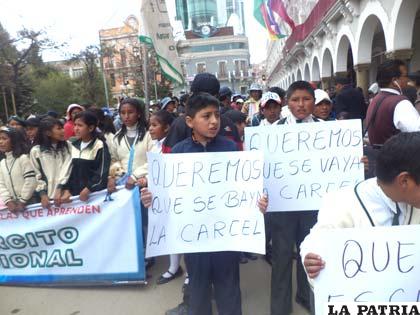 Los estudiantes protestaron en la calle de la Gobernación