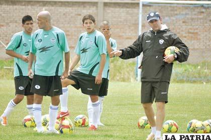 Baldivieso brinda algunas instrucciones a sus dirigidos