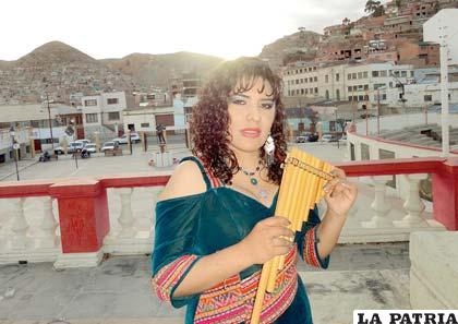 Tania Peredo regala su música a Oruro