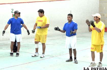 Los equipos de Harasic y Zamora con los mejores pelotaris