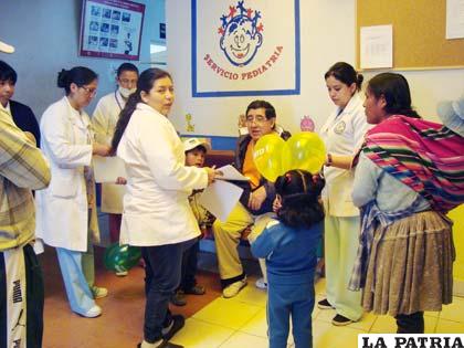 Médicos realizando la revisión a niños con labio leporino