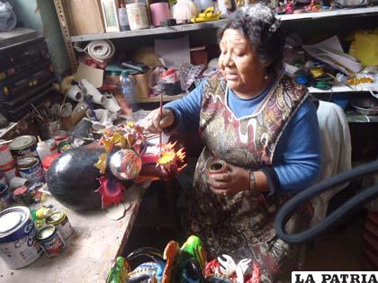 Colorido y buen acabado caracterizan a las caretas fabricada en Oruro