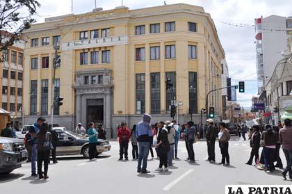 Personas que no lograron adquirir metros lineales protestaron ante el edificio Municipal