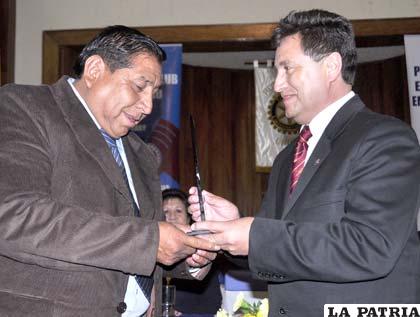 Representante de Autobuses Quirquincho recibe la distinción