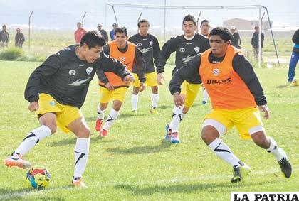 Luis Torrico con el dominio de la pelota