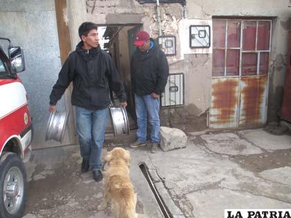 Uno de los investigadores saca autopartes presumiblemente robadas