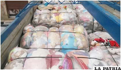 Los fardos de ropa usada y peluches en el camión