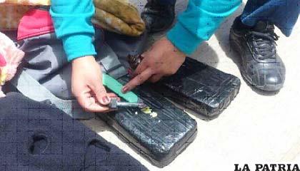 Los adobes de cocaína en la “narco maleta”