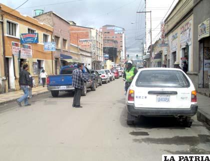 Un ciudadano reclama al uniformado por la infracción al taxista