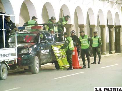 Efectivos policiales alistan los caballetes para el Chachapuma
