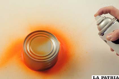 PASO 1
Por supuesto, antes de comenzar a hacer estas macetas con latas, debes asegurarte de que tu lata esté bien limpia, sin restos de atún. Una vez que esté bien limpia y seca, rocía la lata con pintura en aerosol.