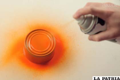 PASO 2
Cubre la lata por completo con la pintura en aerosol. Usa el color de pintura que prefieras, tal vez uno que combine en la habitación donde quieres ubicar tu maceta.
