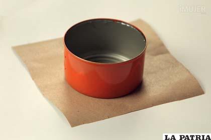 PASO 3
Espera que la pintura seque. No tardará demasiado y quedará bien adherida, pues este tipo de pintura es ideal para decorar latas.
