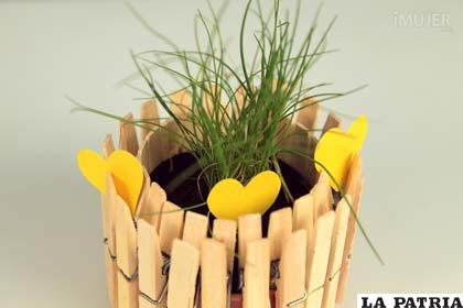 PASO 7
Una gran idea es decorar la maceta con unos pequeños corazones de cartulina.