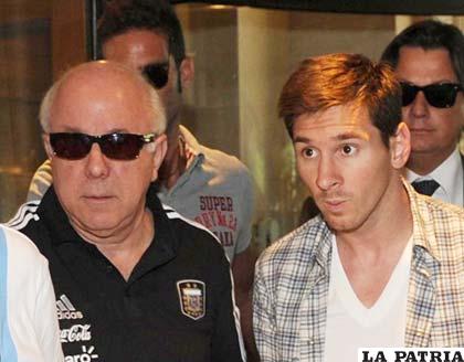 Lionel Messi junto a algunos dirigentes deportivos