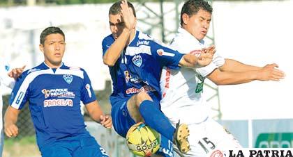 Una acción del cotejo donde Real Potosí, dejó escapar el triunfo 