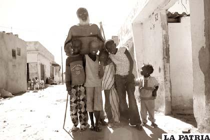 Abasse Ndione con algunos de sus nietos (José Naranjo)