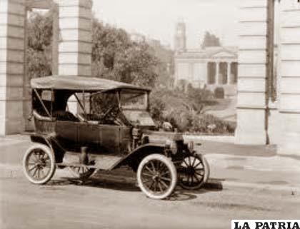 Uno de los primeros automóviles producidos en masa el Ford Modelo T