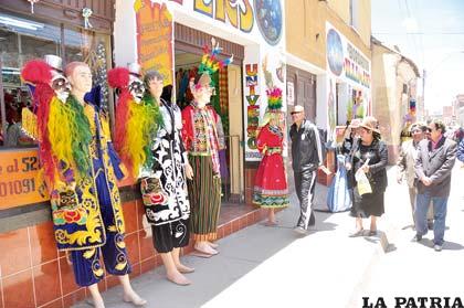 Hermosos trajes adornaron la calle La Paz