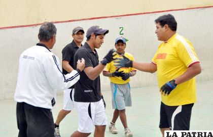 El saludo de los jugadores de Oruro y el plantel de Harasic