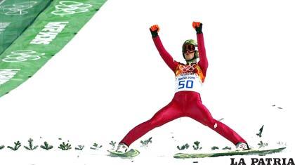 El polaco Kamil Stoch festeja el primer lugar en la prueba de salto