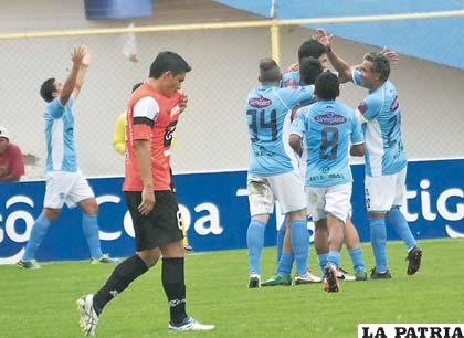 Festejo de los jugadores de Aurora por el triunfo ante Blooming