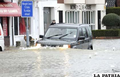 Lluvias ocasionan serias inundaciones en Inglaterra