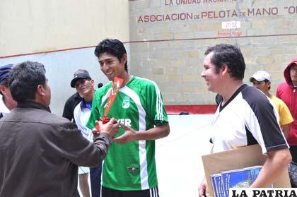 Alan Rocha de Sacaba recibe el trofeo de subcampeón