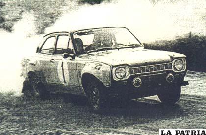 Hubner al mando de un Ford Escort en el circuito San Cristóbal en Oruro en 1977