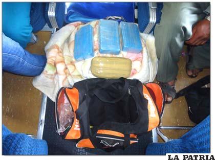 Los paquetes de droga encontrados en uno de los bolsos de la pareja