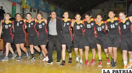 Vuelta olímpica de las integrantes de Alemán, campeonas en Primera de Honor 