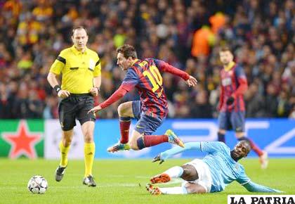 Lionel Messi escapa a la marca de Yaya Toure