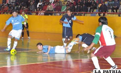 Edson Copa, de Cobbel, domina el esférico, ocurrió anoche en el partido ante Informática