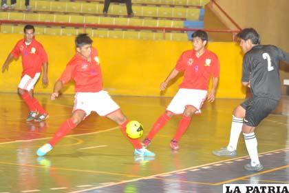 Richard Mercado, de Guabirá, domina el esférico