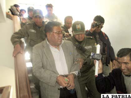 Tras la audiencia, Francisco Terán fue llevado enmanillado
