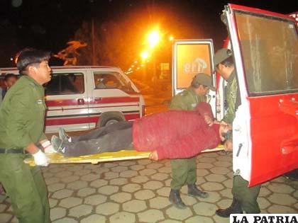 La mamá de la niña es evacuada en la ambulancia de Bomberos