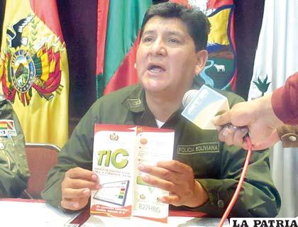 El director de Tránsito, coronel Walter Villamor, muestra la TIC