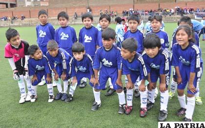 Los pequeños integrantes de la Escuela Fútbol Futuro