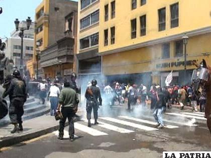 Médicos se enfrentan a la Policía en Perú